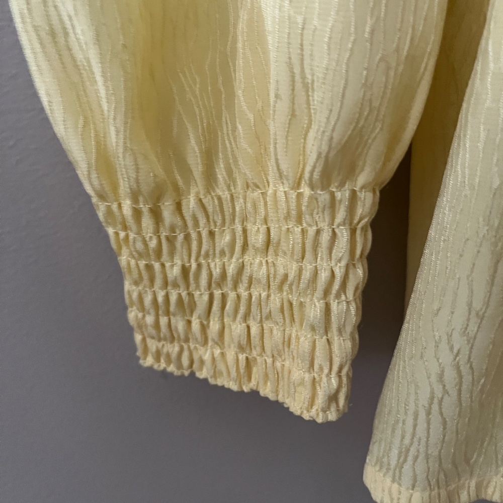 Beautiful silk, bow tie blouse in soft yellow. Louis Feraud, size 10 - Picture 4 of 6